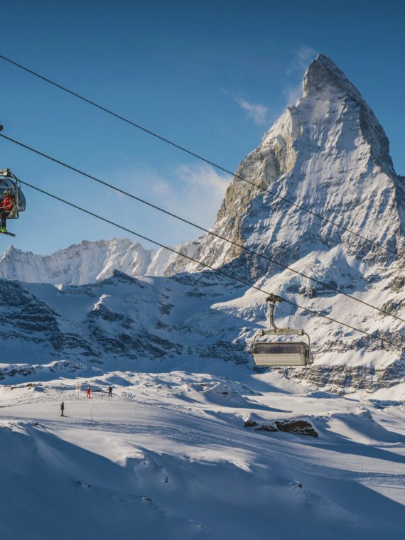 Blick auf das Matterhorn in der Schweiz im Winter.