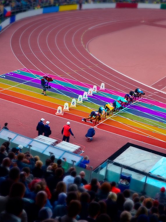 Tartanbahn in Station in Regenbogenfarben gefärbt.