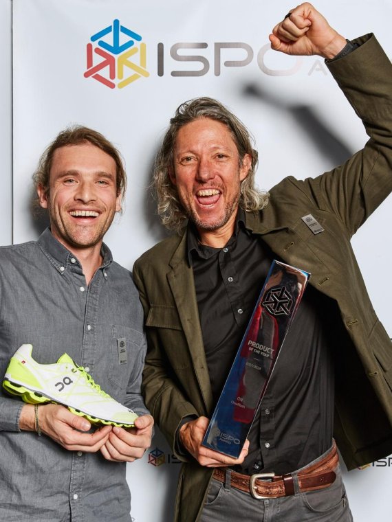 ON co-founder Olivier Bernhard (right) celebrates the ISPO AWARD trophy at ISPO MUNICH 2017 with Ilmarin Heitz, ON product developer.