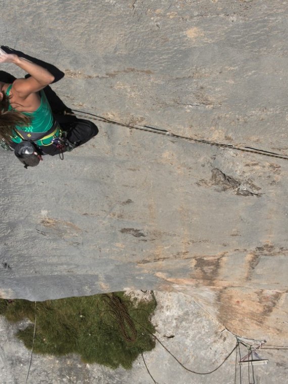 Whether climbing or bouldering: Barbara Zangerl convinces at the rock.