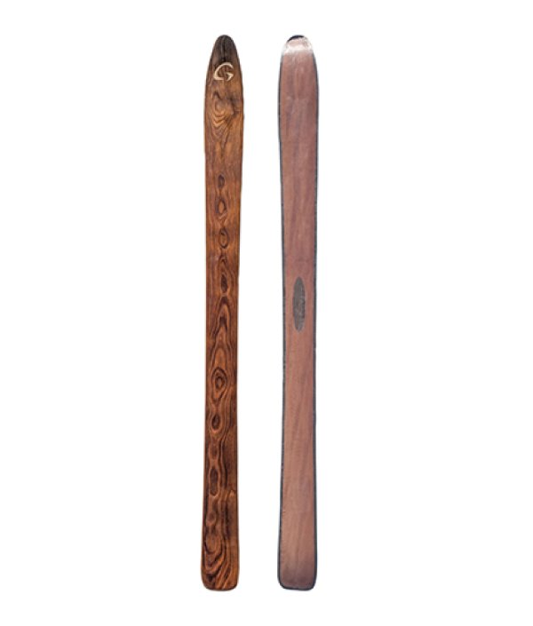 Grown Ski ISPO Award 2018 Eco Das Grown Outdoor Creativity Lab hat sich auf die Gestaltung von regenerativen Design-Lösungen spezialisiert. Ein Beispiel dafür sind ihre Ski „MonViso Hemp edition“, die systemisches Design und natürliche, lokale Materialien mit innovativen Produktionsmethoden kombiniert. 2018 erhielten Grown dafür den ISPO Award in Eco Achievement Hardgoods.