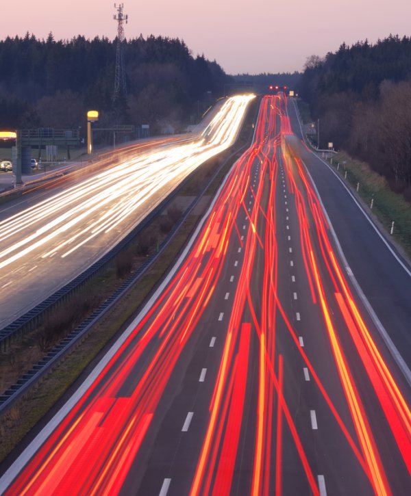 Autobahn nach München Autos fahren auf der Autobahn in Richtung München