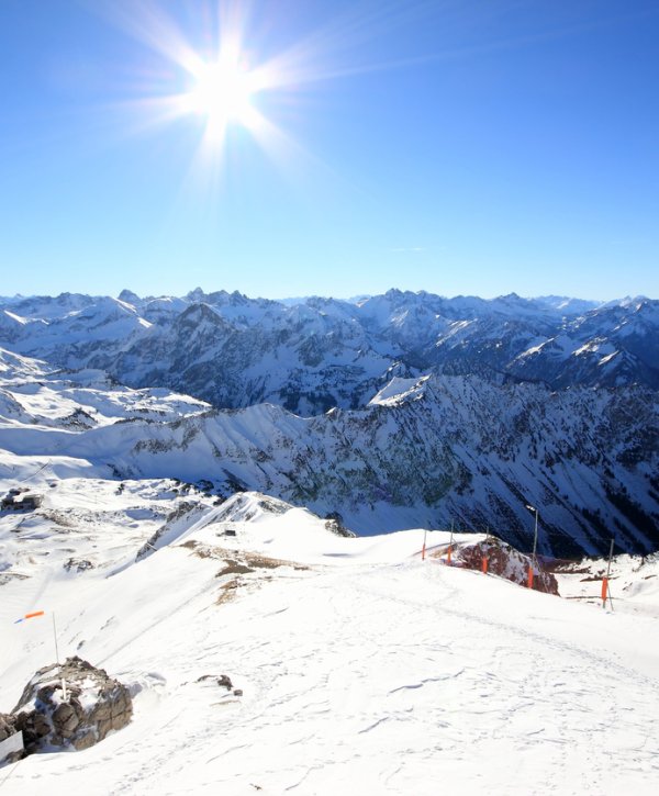 Die Allgäuer Skitour von Oberstdorf über das Nebelhorn zum Großen Daumen (2280 m) bietet insgesamt fast 1500 Höhenmeter Abfahrtsvergnügen.