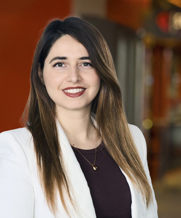 Giuseppina, Giusy Morza, roter Hintergrund