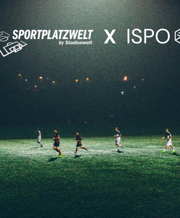 Fußballer trainieren mit Flutlicht. Schriftzug: Sportplatz by Stadionwelt X ISPO