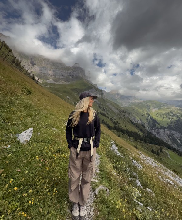 Creatorin Sabine Schäfter beim Wandern in den Bergen