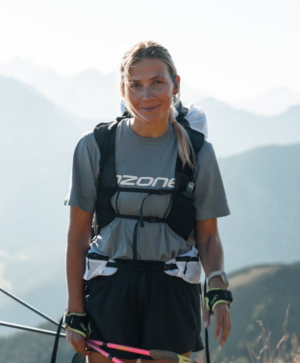 Creatorin Elisa Deutschmann beim Wandern in den Bergen