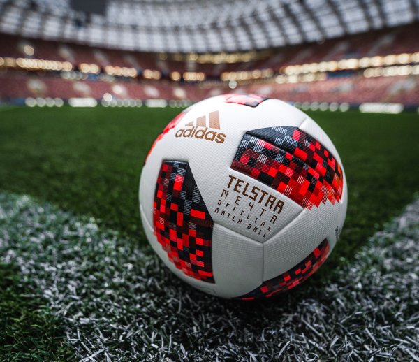 Quelle: Adidas Seit 1970 liefert das Unternehmen Adidas den offiziellen WM-Spielball, seit der WM 1998 wird es auch als „ständiger Partner“ geführt. Für die K.o.-Runde haben sich die Herzogenauracher in Russland etwas Besonderes einfallen lassen: Ab dem Achtelfinale spielen die Teams mit dem rot-weißen Ball Telstar Mechta.
