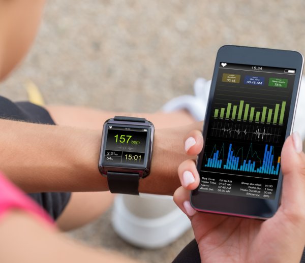 Credit: iStock Trend 2, Wearables: Die Vernetzung zwischen Smartwatch, Brustgurt und Smartphone funktioniert mittlerweile reibungslos. So gut, dass am Ende vielleicht bald nur noch das Smartphone und Sensoren in der Kleidung nötig sind, um Tracking-Daten zu analysieren.