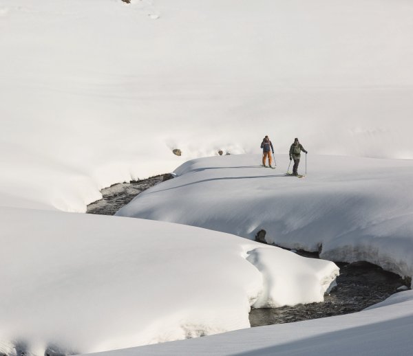 Unverzichtbarer Schutz: Wegen der Strahleninstensität in der Höhe und der Reflexion von Eis und Schnee sind Brillen wie die S-Way VLM+ auf Skitour Pflicht.